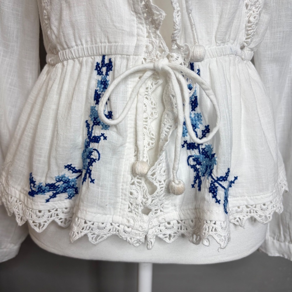 Jennifer & Grace Embroidered Boho Top Peasant M White Blue Tie Front Cottage - Picture 6 of 9
